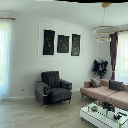 Glamart Apartment ไกรโอวา ภายนอก รูปภาพ